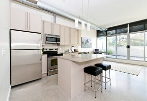 Betónové podlahy získavajú na popularite. Dajte im šancu v kuchyni alebo kúpeľni