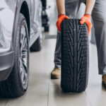 Auto jazdí na ceste s nevhodnými pneumatikami pre dané obdobie.